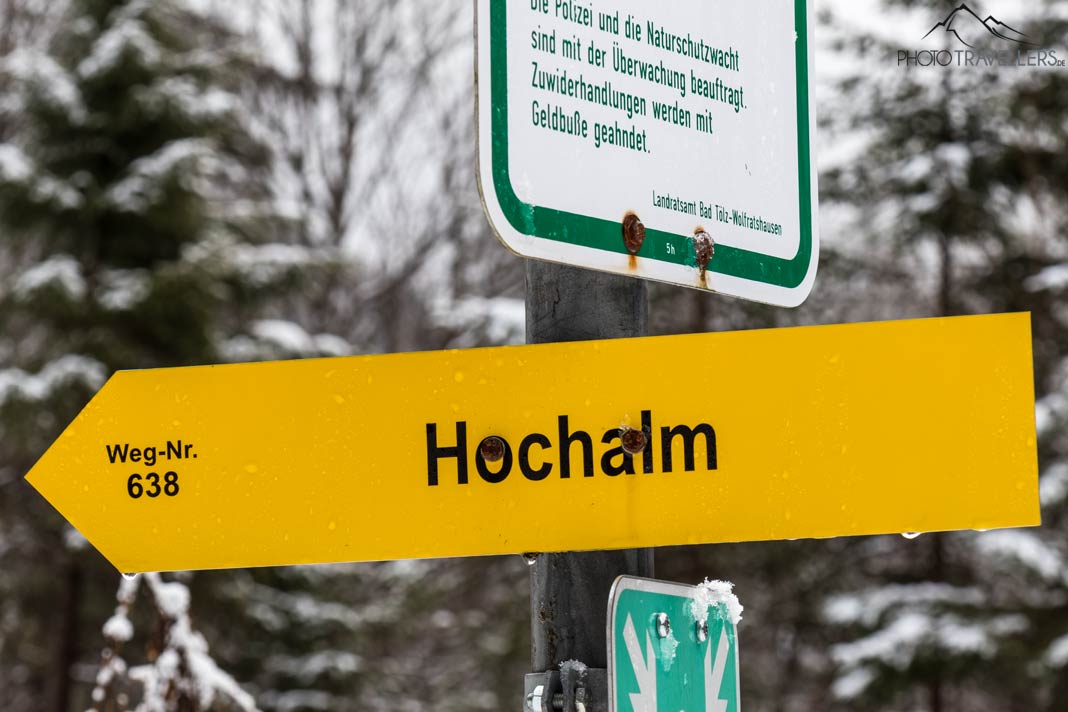 Wegweiser zur Hochalm am Wanderparkplatz