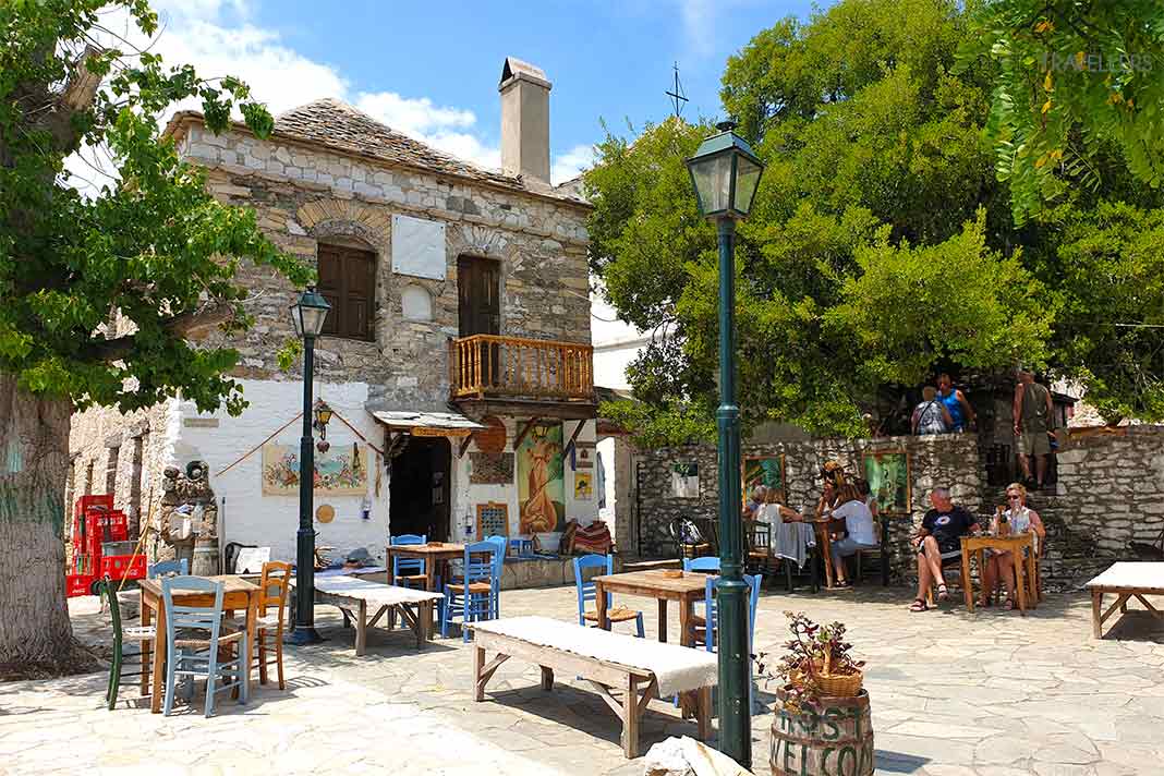 Gäste sitzen an den Tischen einer Taverne im Bergdorf Kastro auf Thassos