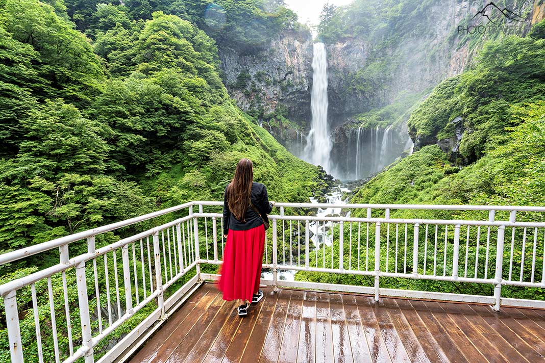 Reisebloggerin Biggi Bauer steht auf einer Plattform vor den bekannten Kegon-Wasserfällen in Nikko