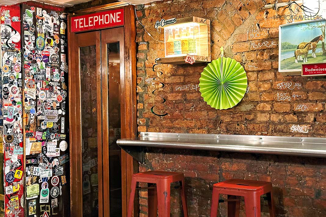 Eine Telefonzelle ist der Eingang zur Speakeasy-Bar Please Don't Tell in New York