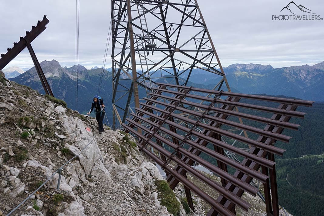 Reisejournalistin Biggi Bauer wandert an der Stütze der Tiroler Zugspitzbahn vorbei