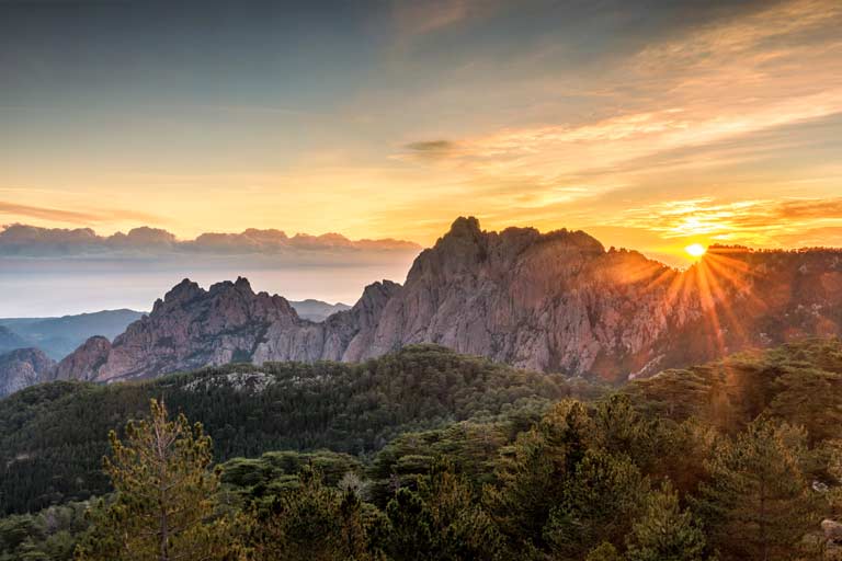startseite-frankreich-sehenswuerdigkeiten Berggipfel im Morgenlicht, Frankreich