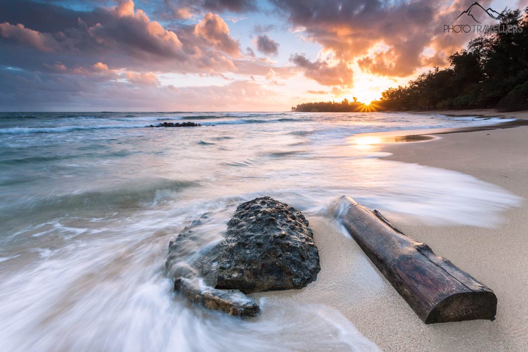 Die Sonne geht über dem Anahola Beach auf Kauai auf