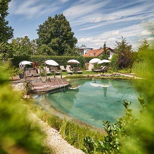 Relaxgarten mit Naturteich unseres Wellnesshotels