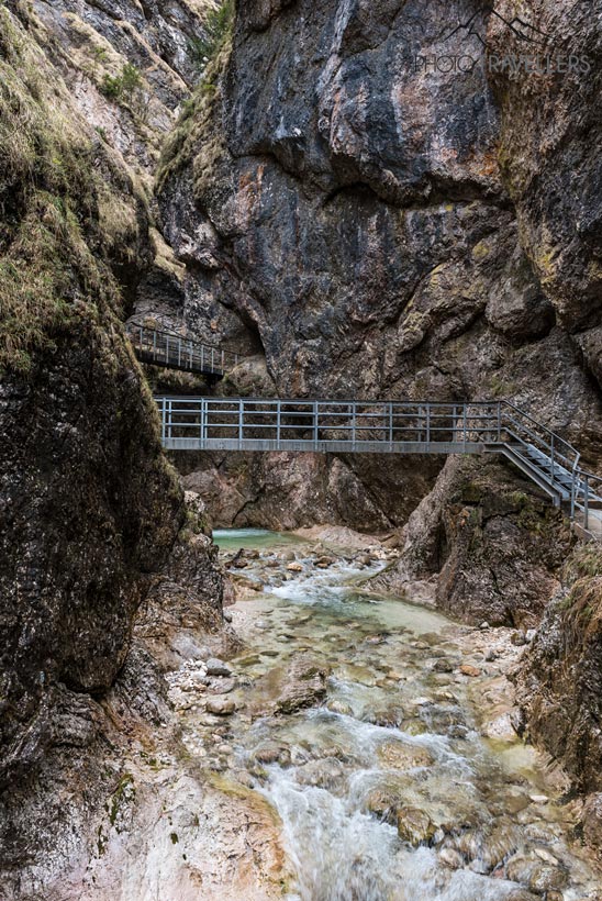 Eine Stahlbrücke, die über den Bach in der Almbachklamm führt