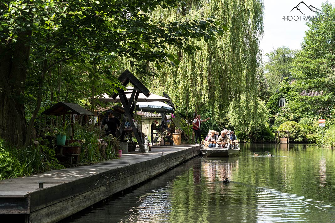 Ein Kahn legt im Spreewald an