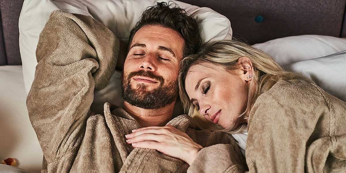 ein Paar genießt die Frühsommer Bademantelzeit im Wellnesshotel Zum Bräu im Bayerischen Wald