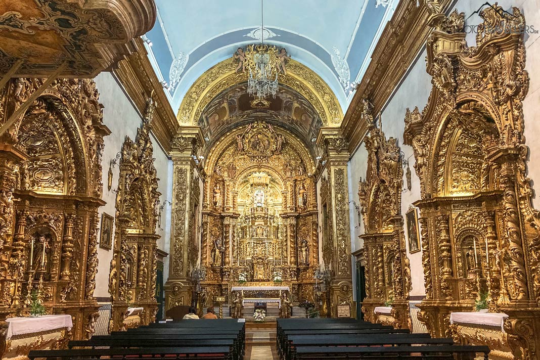 Der Blick in die mit gold verzierte Kirche Igreja do Carmo in Faro