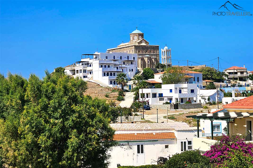 Psara mit Häusern und der steinernen Kirche Agios Nikolaos auf dem höchsten Punkt