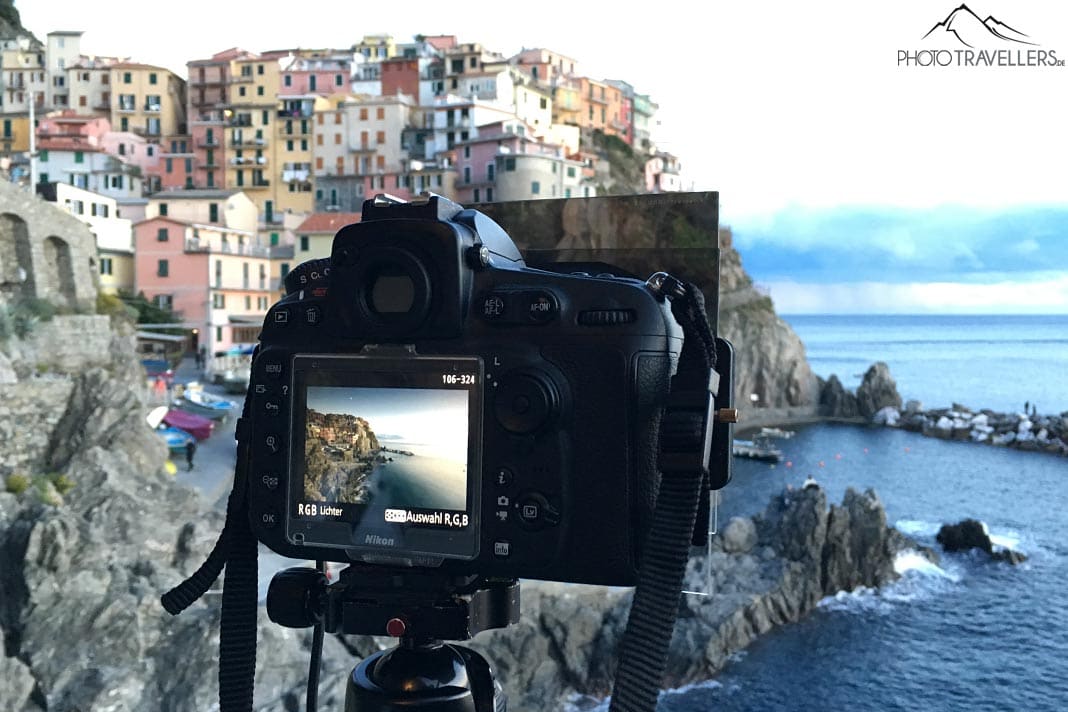 Eine Nikon D810 auf einem Stativ vor dem italinischen Küstenörtchen Manarola am Abend, bestückt mit einem Graufilter und einem Grauverlaufsfilter