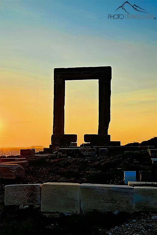 Das historische Tempeltor Portara im Abendrot