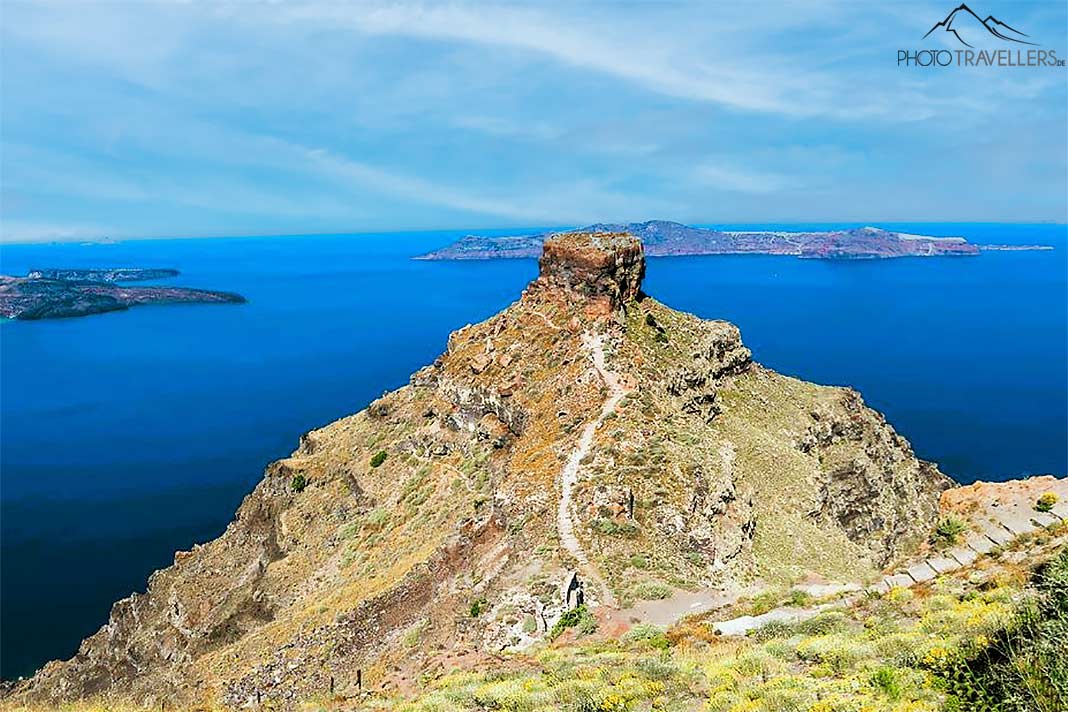 Ein Trampelpfad führt steil bis an den schmalen Gipfel des Skaros Rock