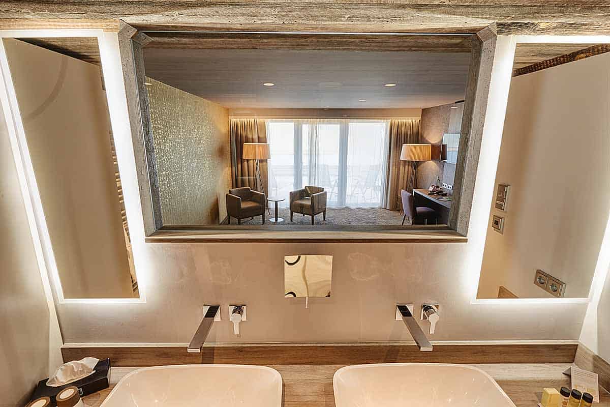 Blick vom Badezimmer der Juniorsuite Traumzeit auf die große Terrasse des Zimmer