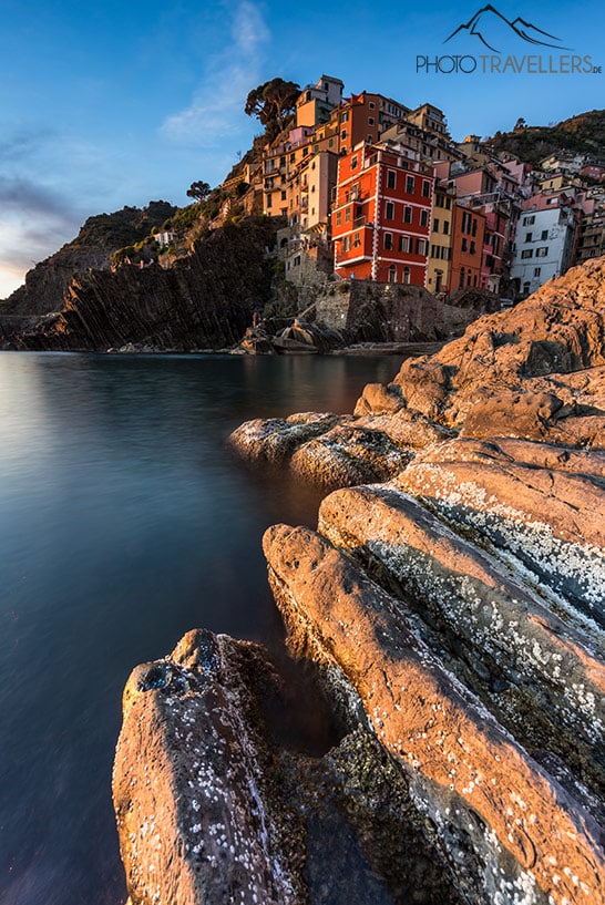 Der Hafen von Riomaggiore im Abendlicht