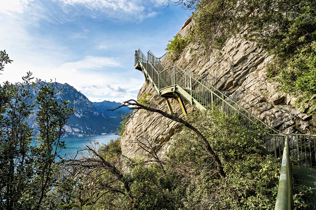 Reisebloggerin Biggi Bauer auf dem Treppenweg Sentiero Busatte am Gardasee