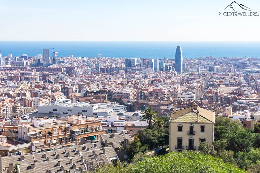 Der Blick auf Barcelona vom Parc del Guinardó, dahinter das Meer