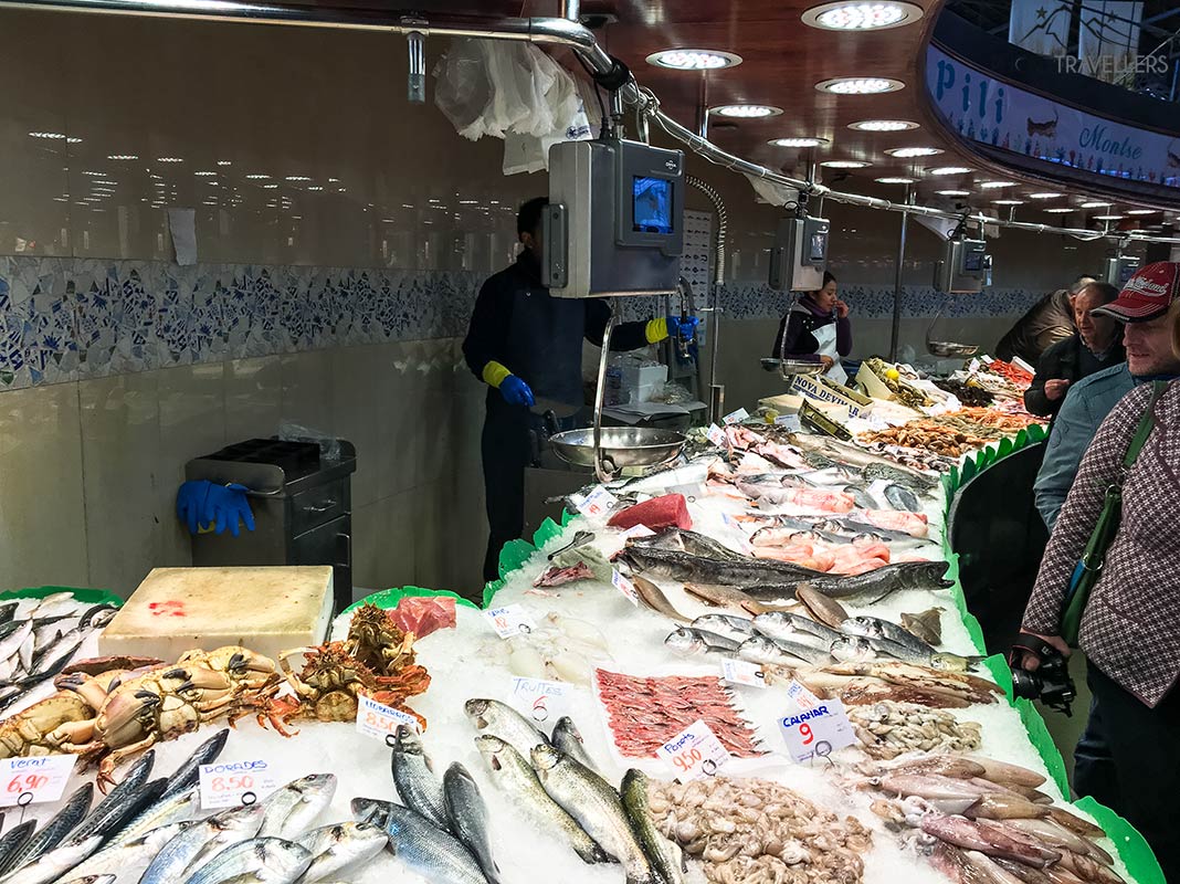 Ein Fischstand auf dem Mercat de la Boqueria in Barcelona