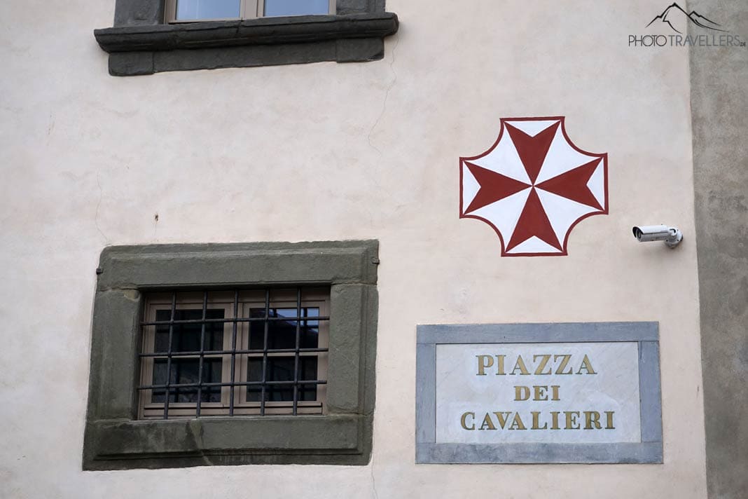 Ein Straßenschild an der Piazza dei Cavalieri in Pisa