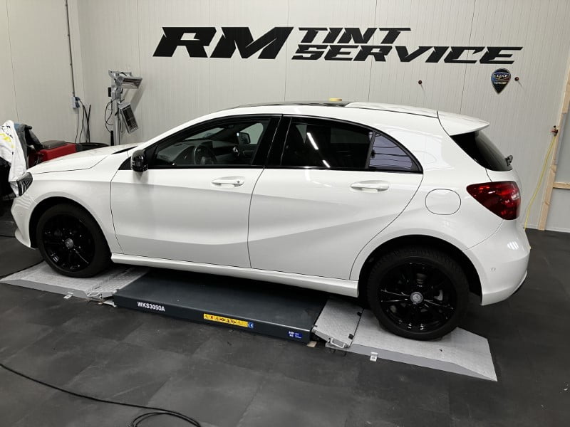 RM tintservice sittard chrome delete autoruiten blinderen mercedes A180 (Web)