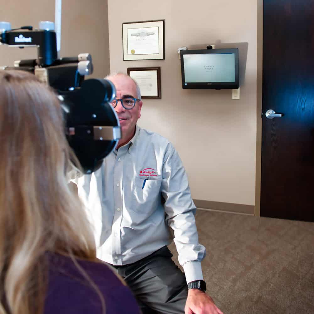 Acuity Pro Version 10 1 Optometrist conducting a visual acuity test using acuity pro software and digital eye chart.