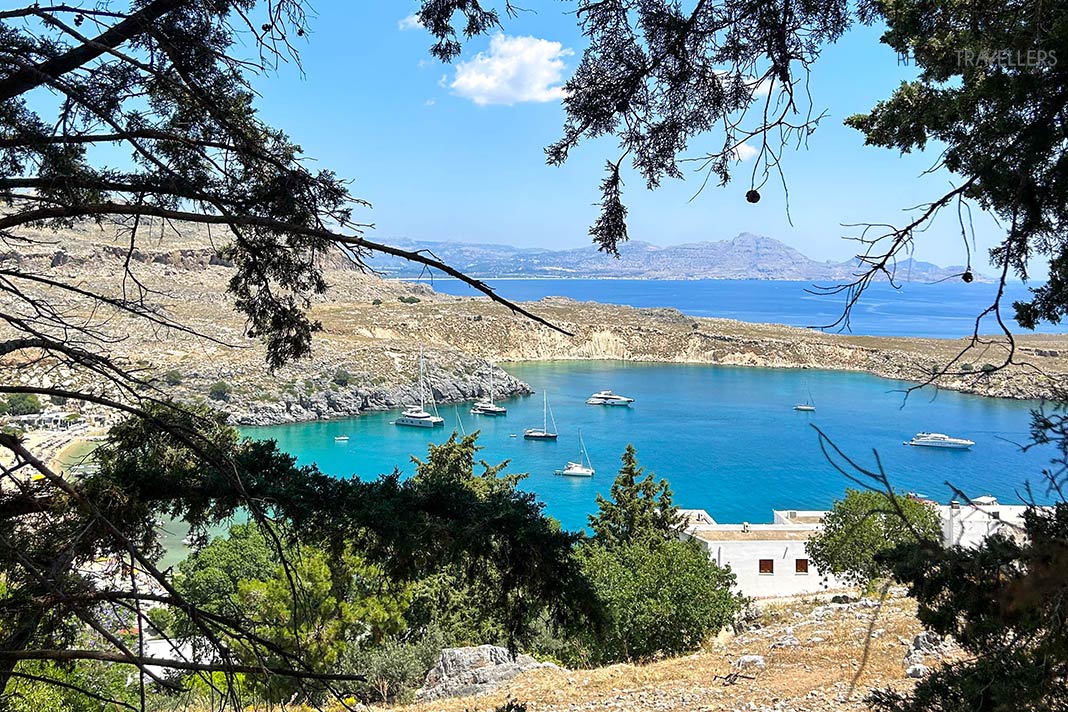 Zahlreiche Boote ankern in der türkisblauen Bucht von Lindos