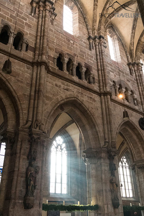 Licht fällt ins Innere der Sebalduskirche in Nürnberg