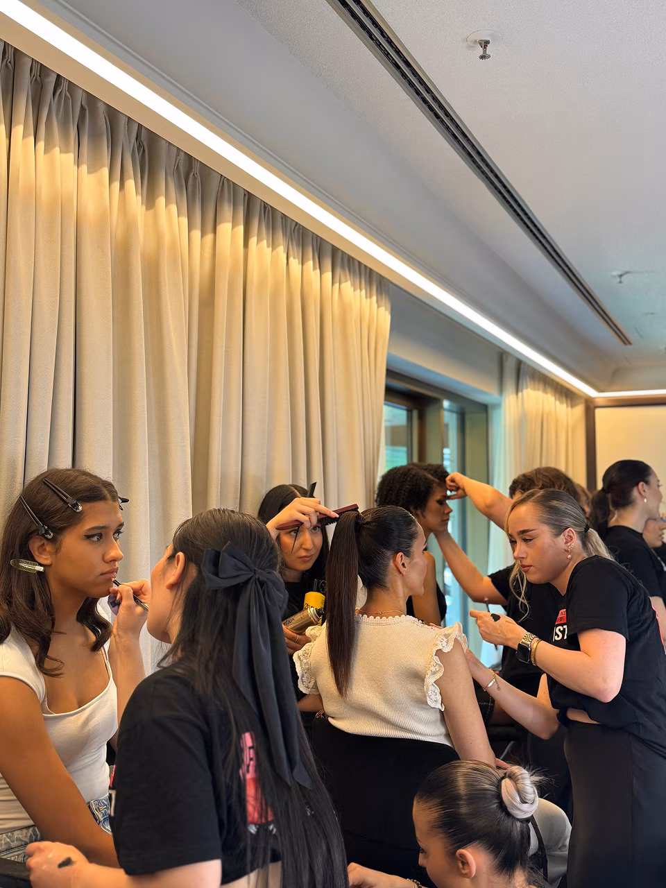 Praxiseinsatz der Famous Face Academy – Models werden von Schülerinnen geschminkt