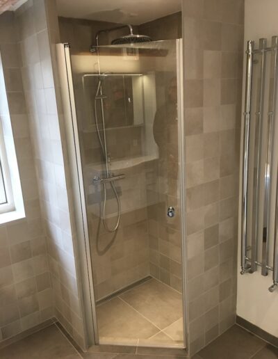 Badeværelsesrenovering med fokus på kvalitet og holdbarhed. Professionelt udført af Tømrer Steen i D.