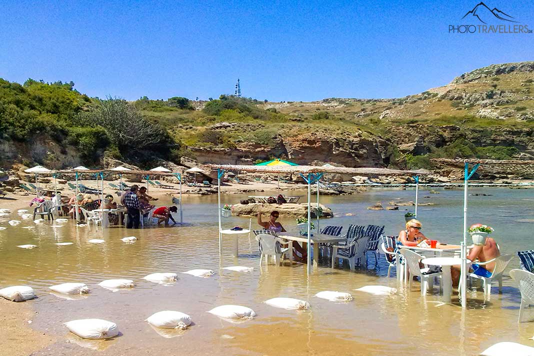 Eine Taverne direkt im Wasser am Nikolas Beach