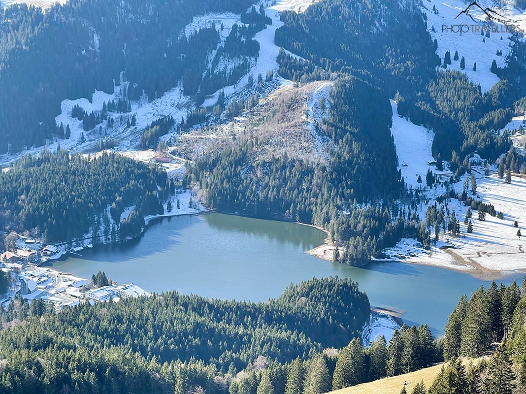 Der Blick im Winter auf den Spitzingsee von oben