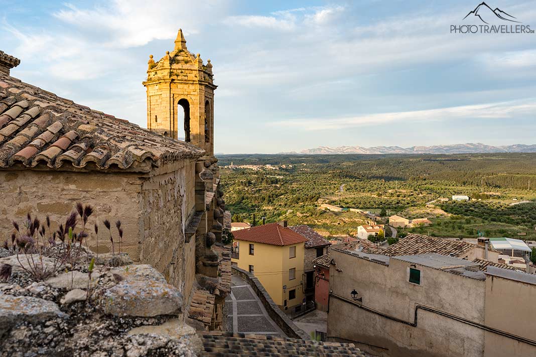 Der Blick von der Kirche Iglesia de Santa María la Mayor de La Fresneda über die Landschaft