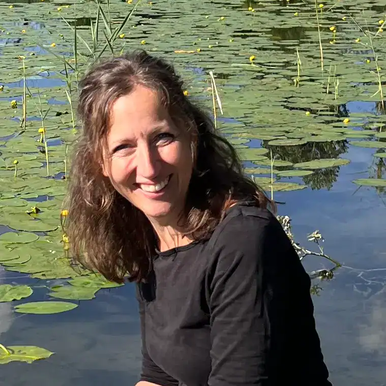 Jeannine Maurer am See, im hintergrund voller gelber Seerosen