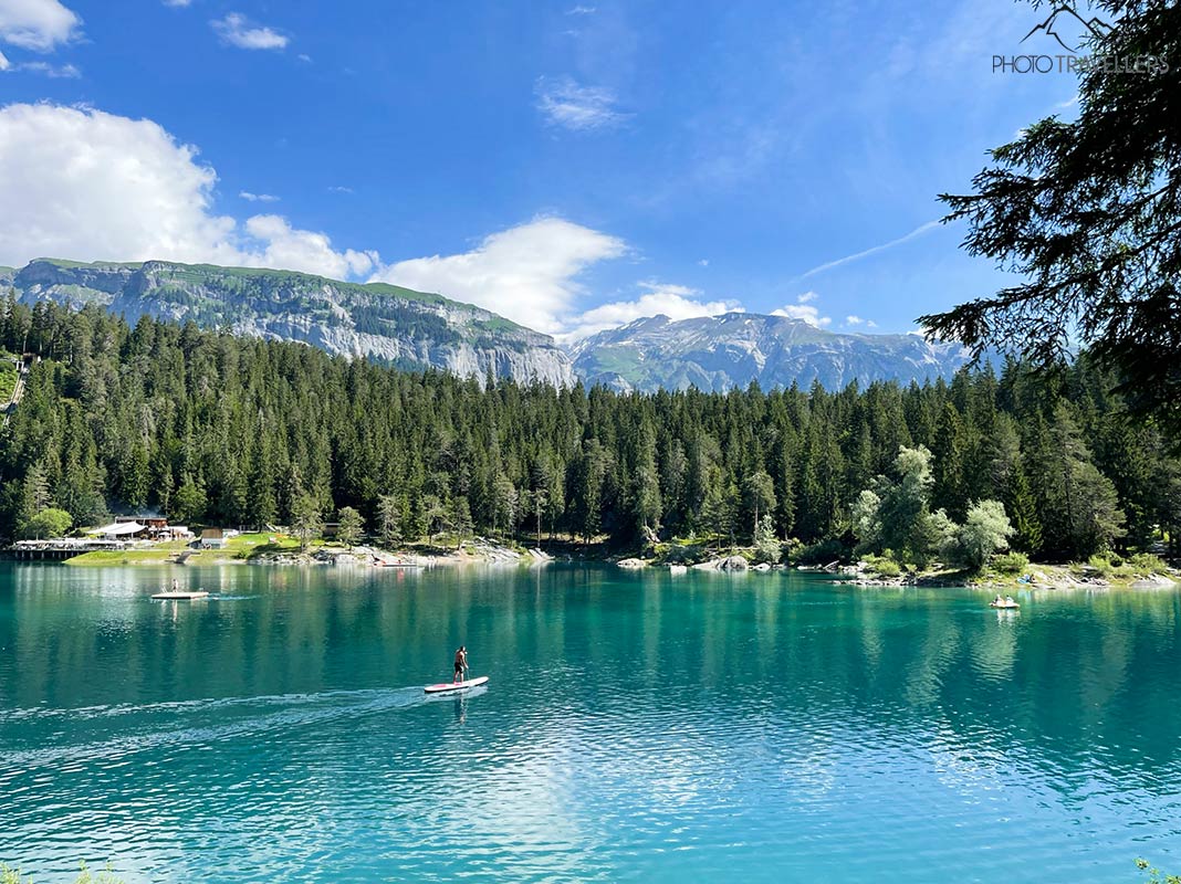 Blick auf das türkise Wasser des Caumasees
