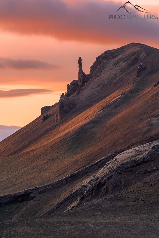 Eine Felsformation im Abendlicht im Gebiet von Landmannalaugar