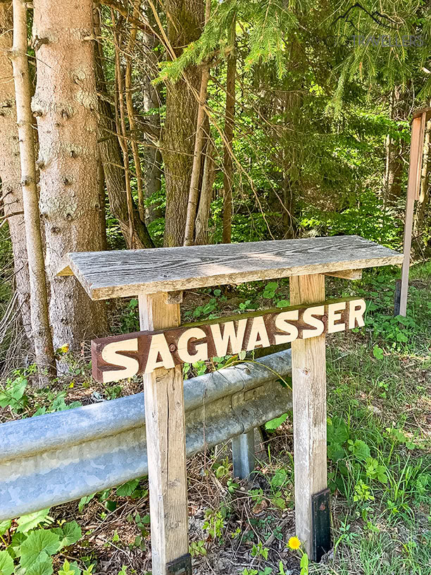 Ein Schild mit der Aufschrift "Sagwasser" im Bayerischen Wald