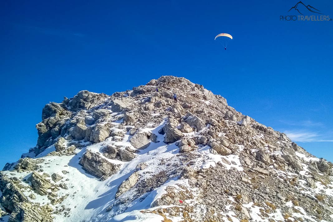 Ein Gleitschirmflieger über der Upsspitze