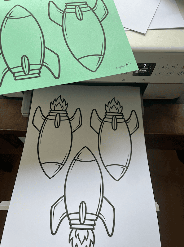 Die Raketen frisch aus dem Drucker auf A4 Papier oder direkt buntem Bastelpapier