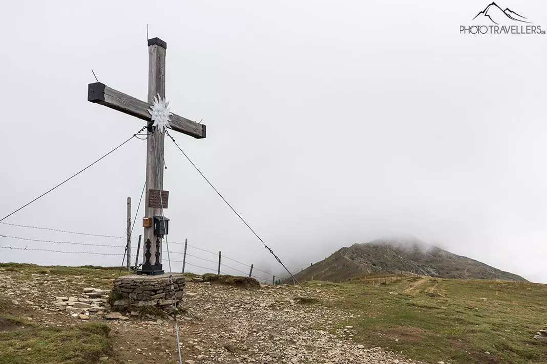 Das Gipfelkreuz des Tschiernocks im Nebel
