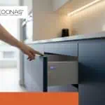 Mano tocando cajón automatizado gris