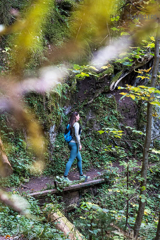 Reisebloggerin Biggi Bauer auf dem Wanderweg in der Wutachschlucht
