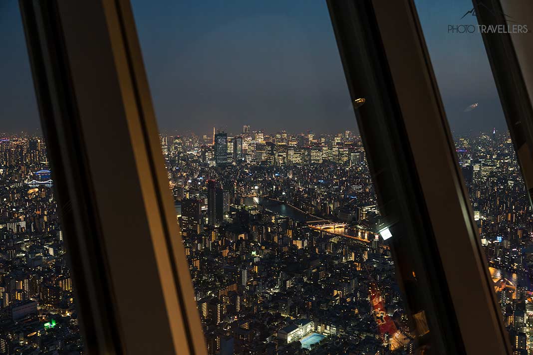 Der Blick über die Dächer von Tokio vom Tokyo Skytree bei Nacht