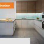 Cocina integral con cajones y puertas sin manijas visibles