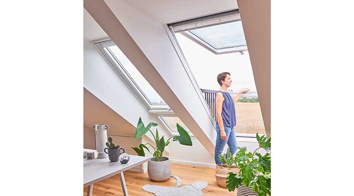 Bild von Mensch am bodentiefen Dachfenster
