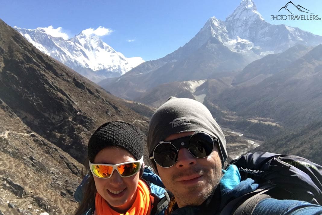Die Reiseblogger Biggi Bauer und Florian Westermann mit Sonnenbrillen vor der Ama Dablam in Nepal