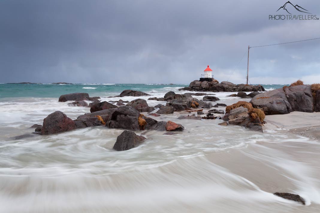Der Leuchtturm am Strand von Eggum auf den Lofoten
