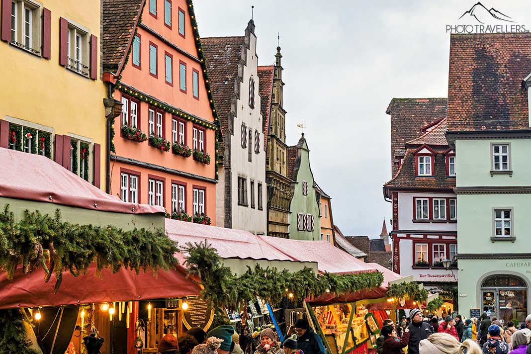 Besucher und Stände auf dem Reiterlesmarkt in rothenburg ob der Tauber