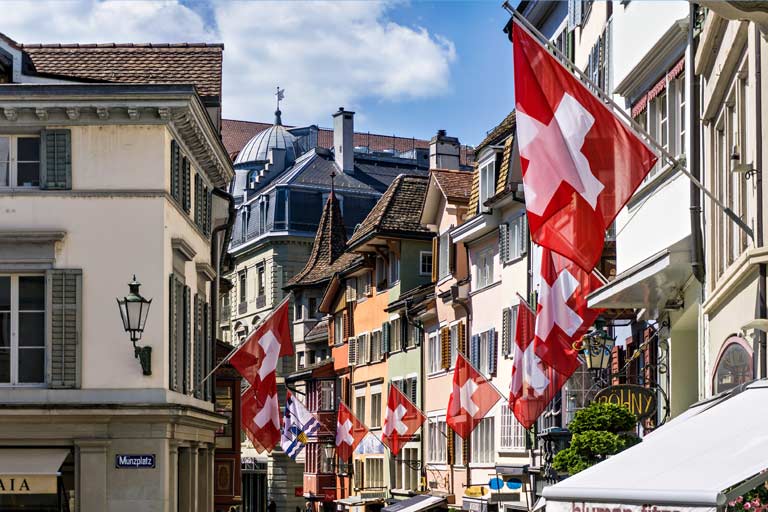 startseite-zuerich-sehenswuerdigkeiten Schweizer Flaggen in der Altstadt von Zürich