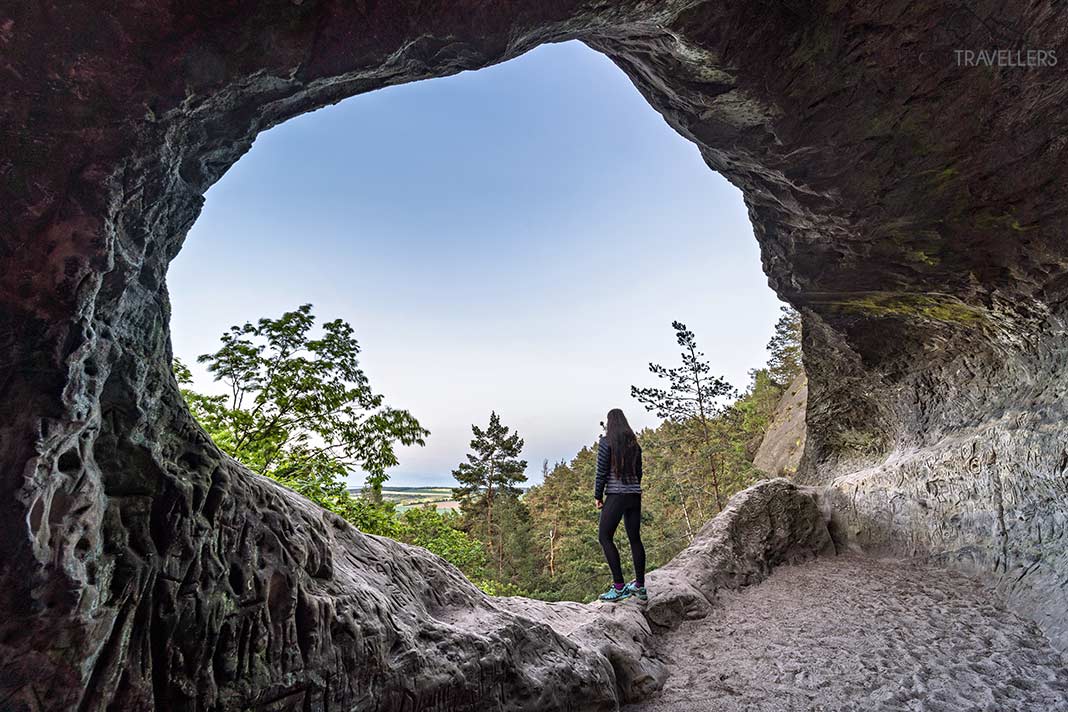 Reisebloggerin Biggi Bauer in der Höhle Teufelsloch, Harz