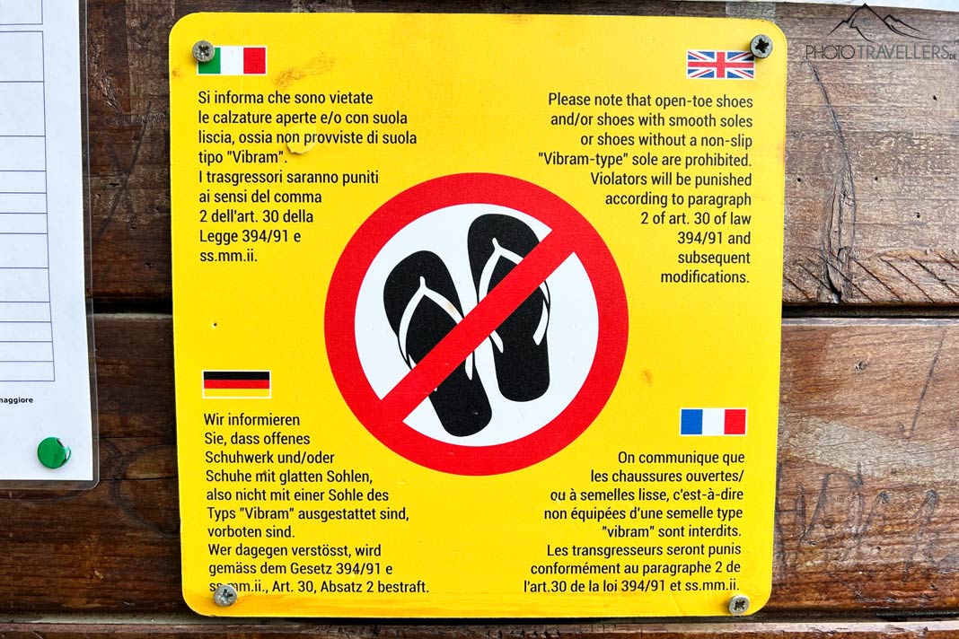 Ein Hinweisschild am Sentiero Azzurro, Wanderschuhe zu tragen