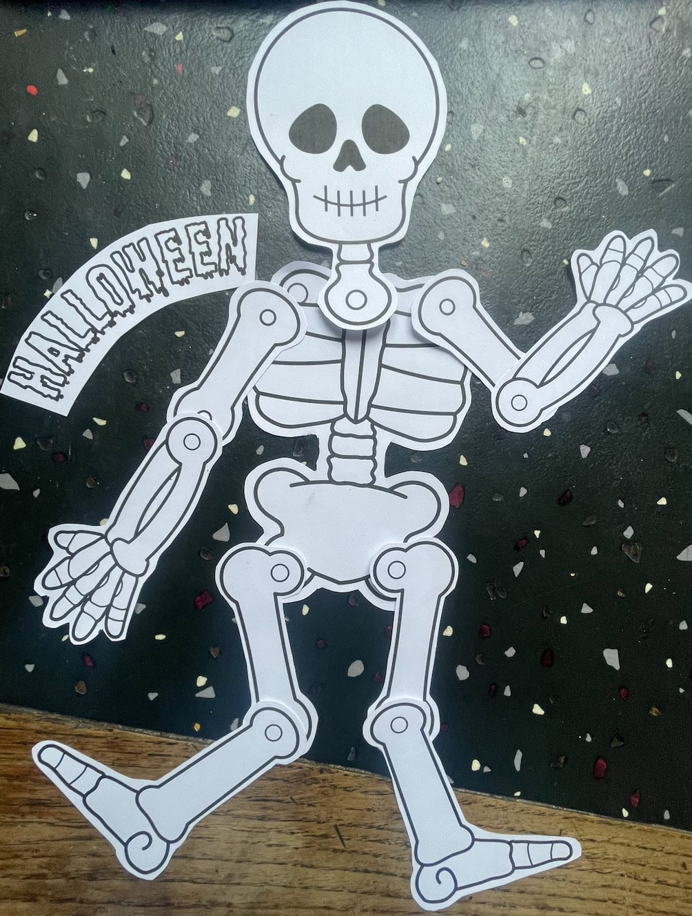 papierskelett mit der vorlage zum ausschneiden basteln